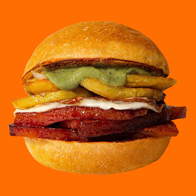 Panino di PUOK con pancia di maiale, provola, patate al forno e crema di pistacchio