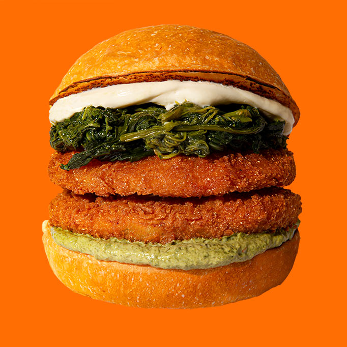 Panino vegetariano di PUOK con provole fritte, friarielli spadellati e salsa di friarielli