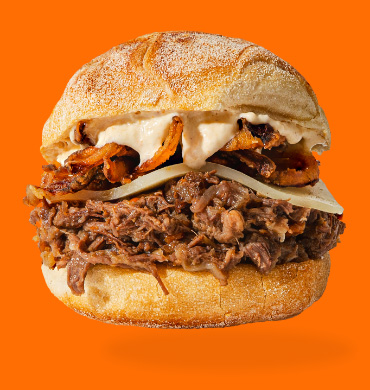 Panino con carne di manzo alla genovese, caciocavallo e cipolle fritte PUOK