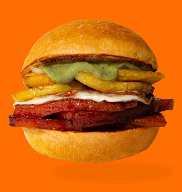 Panino di PUOK con pancia di maiale, provola, patate al forno e crema di pistacchio